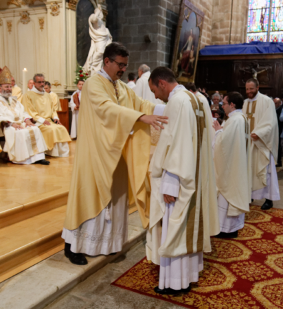 Les nouveaux prêtres revêtent la chasuble et l'étole presbytérale
