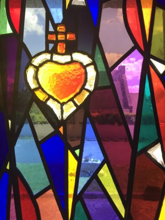 Cette image a un attribut alt vide ; le nom du fichier est ND-Lourdes-vitrail-sacre-coeur-338x450.jpg
