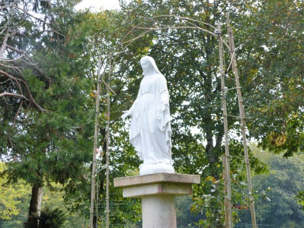 Cette image a un attribut alt vide ; le nom du fichier est Pelerinage-Lourdes-dans-le-diocese-Vincin2bis2-geste-de-l-eau-600x450.jpg
