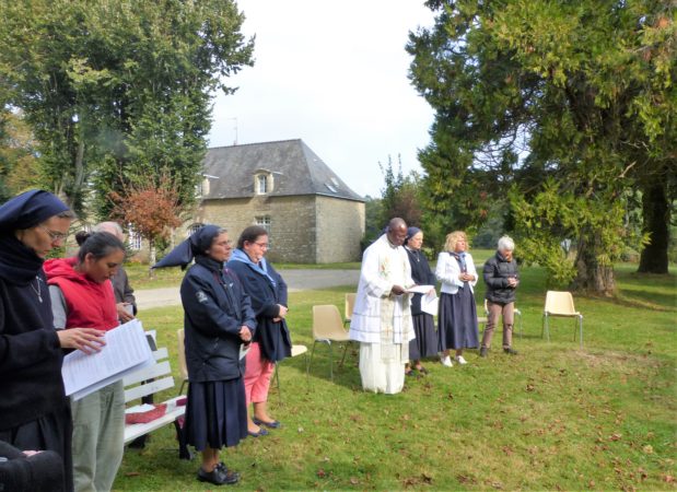 Cette image a un attribut alt vide ; le nom du fichier est Pelerinage-ourdes-dans-le-diocese-Vincin-1-geste-de-l-eau-619x450.jpg